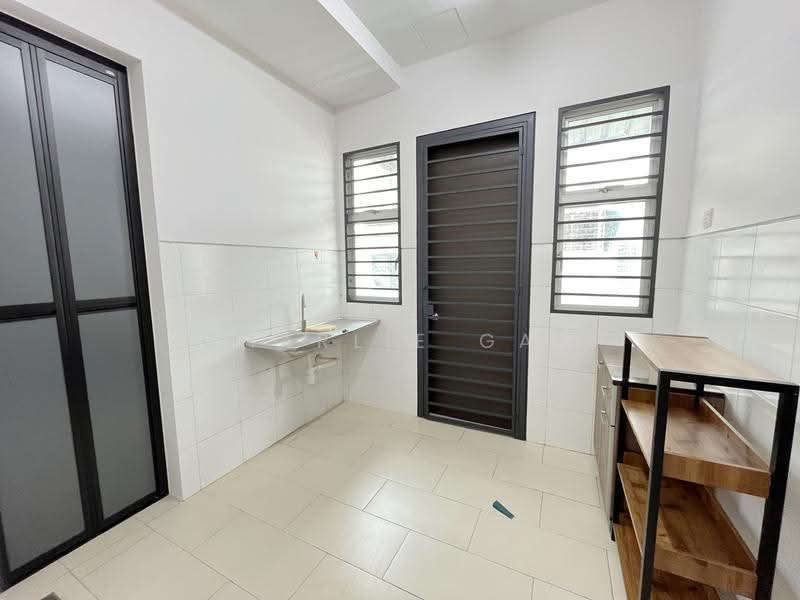Rumah Teres 2-Tingkat untuk Disewa di Bandar Saujana Putra (Tanjong Duabelas) - Charlie Gan - Kitchen - PropertyGuru.com.my