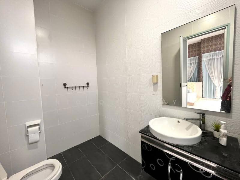 Cluster House for Sale in Setia Tropika (Johor Bahru) - Nicholas Tey - Bathroom - PropertyGuru.com.my