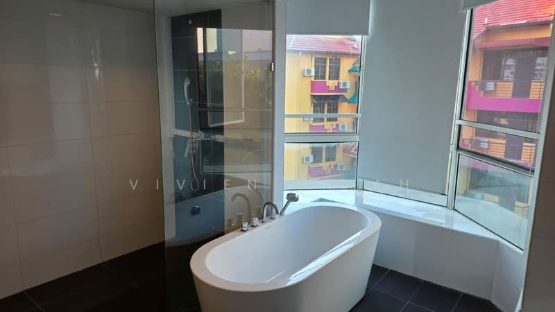 Kondominium untuk Dijual di Gurney Beach Resort - Vivien Cheah - Bathroom - PropertyGuru.com.my