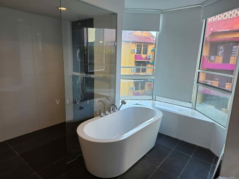 Kondominium untuk Dijual di Gurney Beach Resort - Vivien Cheah - Bathroom - PropertyGuru.com.my