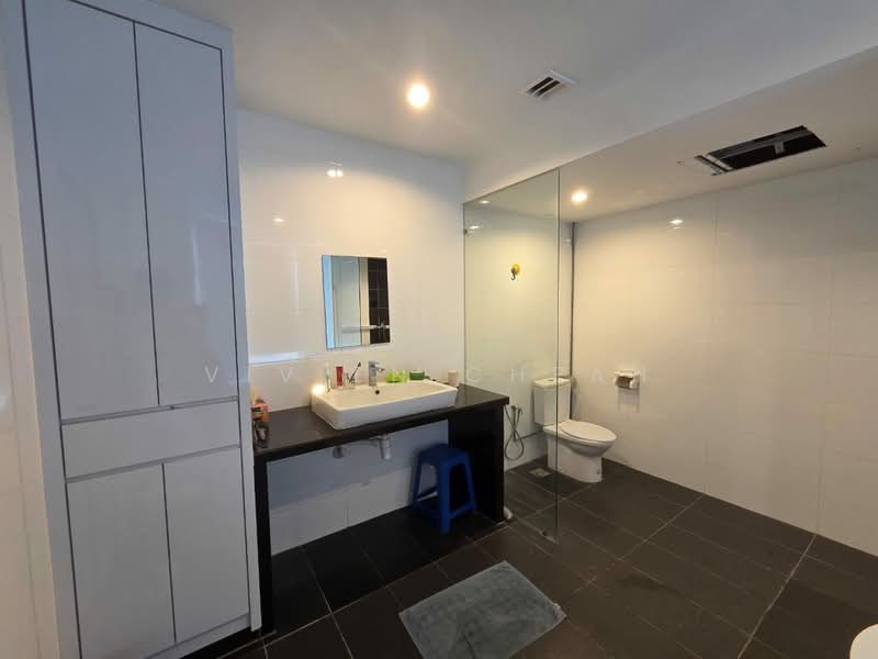 Kondominium untuk Dijual di Gurney Beach Resort - Vivien Cheah - Bathroom - PropertyGuru.com.my
