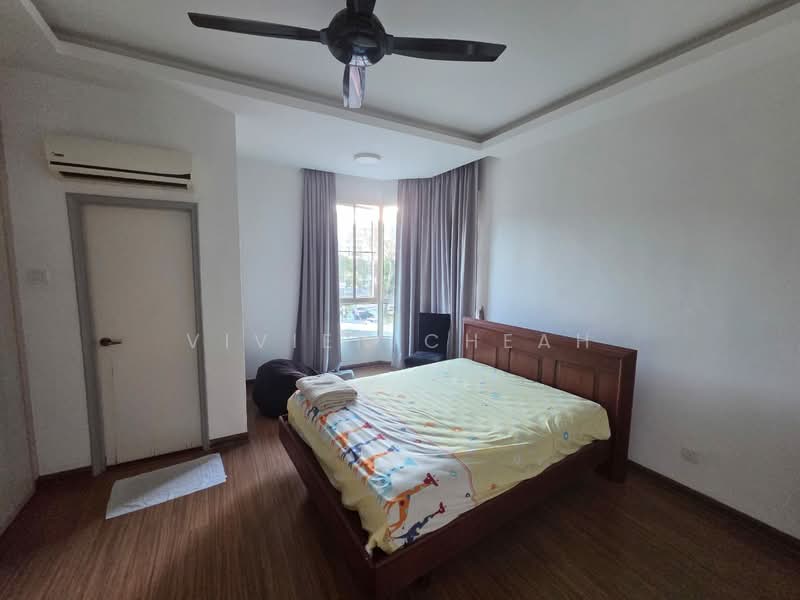 Kondominium untuk Dijual di Gurney Beach Resort - Vivien Cheah - Bedroom - PropertyGuru.com.my