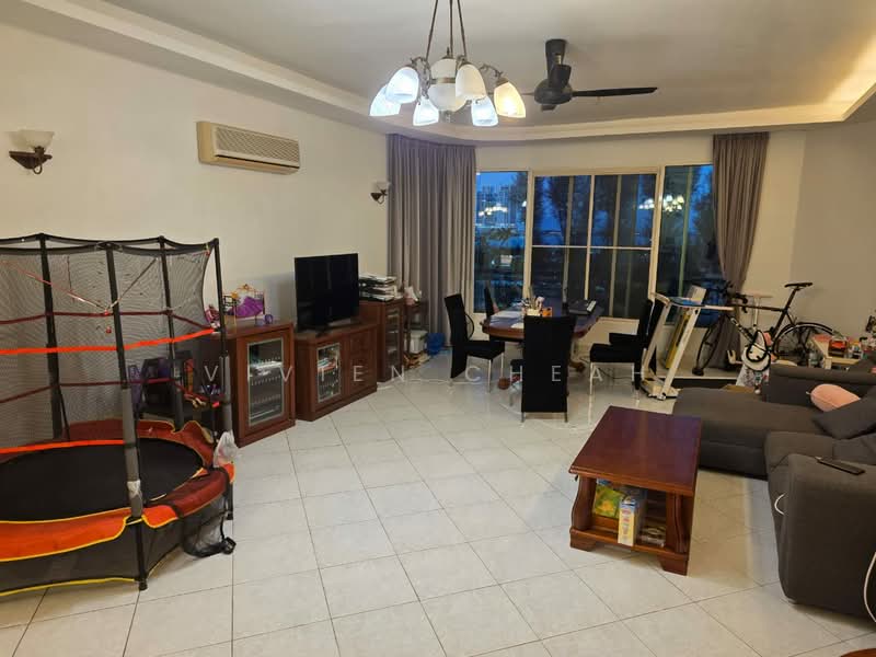 Kondominium untuk Dijual di Gurney Beach Resort - Vivien Cheah - Living Room - PropertyGuru.com.my