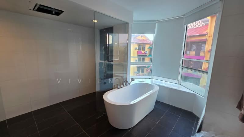 Kondominium untuk Dijual di Gurney Beach Resort - Vivien Cheah - Bathroom - PropertyGuru.com.my