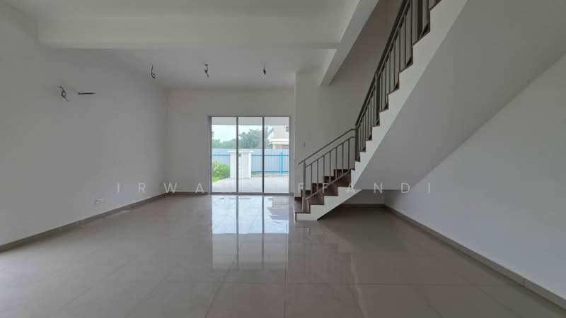 2-storey Terraced House for Sale in Bandar Saujana Putra (Tanjong Duabelas) - Irwan Affandi - Living Room - PropertyGuru.com.my