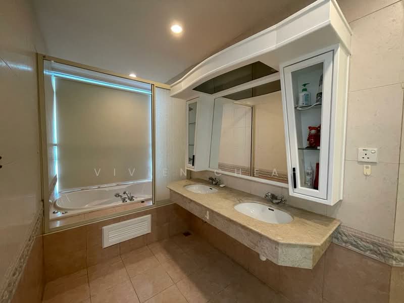 Kondominium untuk Dijual di Gurney Beach Resort - Vivien Cheah - Bathroom - PropertyGuru.com.my