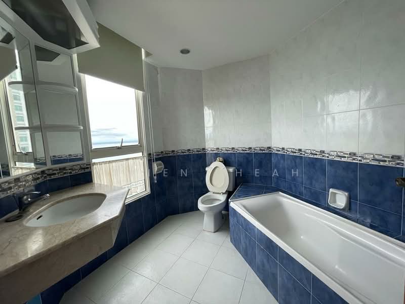 Kondominium untuk Dijual di Gurney Beach Resort - Vivien Cheah - Bathroom - PropertyGuru.com.my