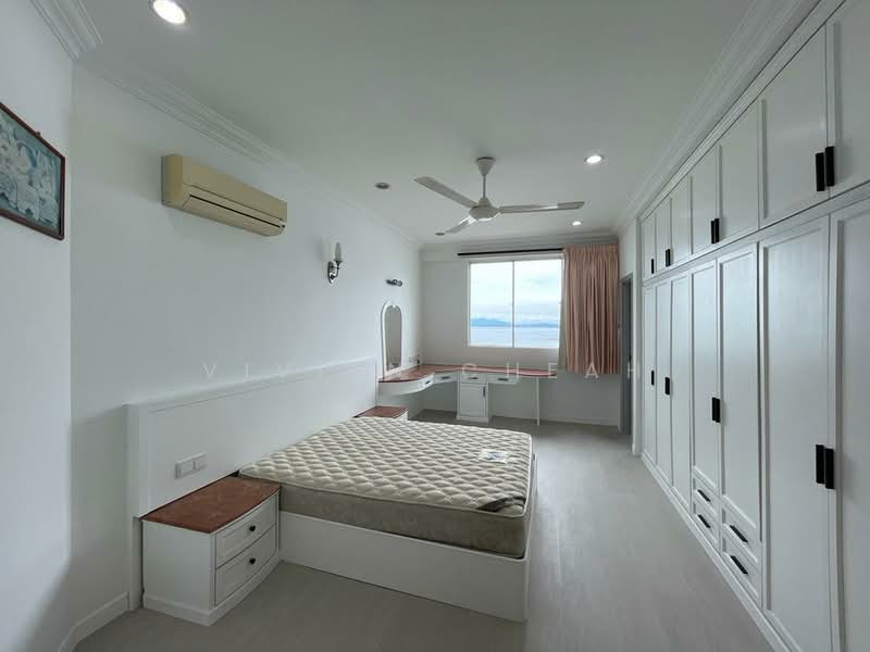 Kondominium untuk Dijual di Gurney Beach Resort - Vivien Cheah - Bedroom - PropertyGuru.com.my