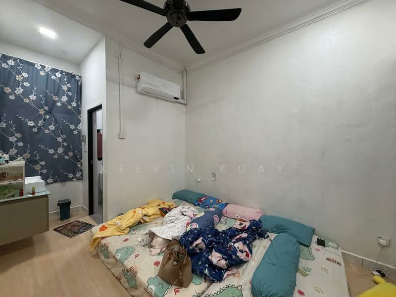 1.5-storey Terraced House for Sale in Taman Molek (Johor Bahru) - Kelvin Koay - Bedroom - PropertyGuru.com.my