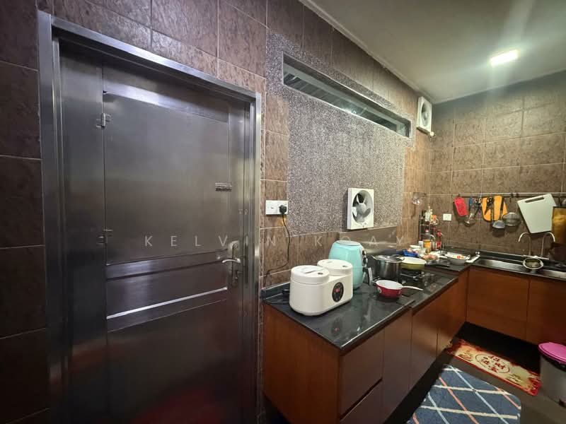 1.5-storey Terraced House for Sale in Taman Molek (Johor Bahru) - Kelvin Koay - Kitchen - PropertyGuru.com.my