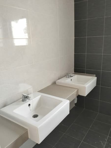 Rumah Teres 1.5 Tingkat untuk Dijual di Taman Akasia (Semenyih) - CK Law - Bathroom - PropertyGuru.com.my