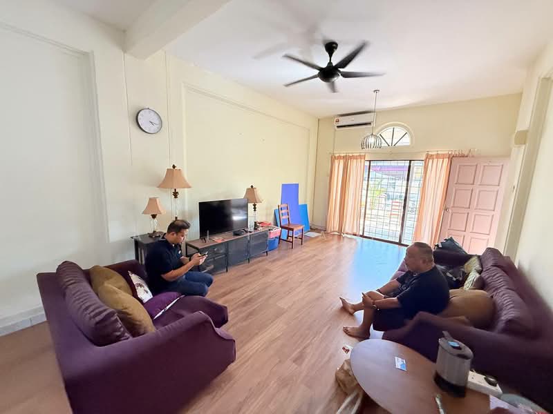 Rumah Teres 1-Tingkat untuk Dijual di Seksyen 4 (Kota Damansara) - Azli Ibrahim - Living Room - PropertyGuru.com.my