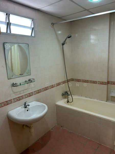 Kondominium untuk Dijual di Putra Place Condominium - SC Choong - Bathroom - PropertyGuru.com.my