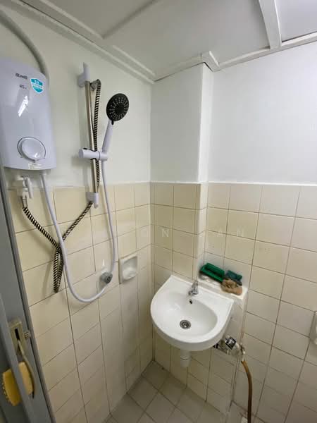 Pangsapuri untuk Dijual di Iris Apartment - Wilson Tan - Bathroom - PropertyGuru.com.my