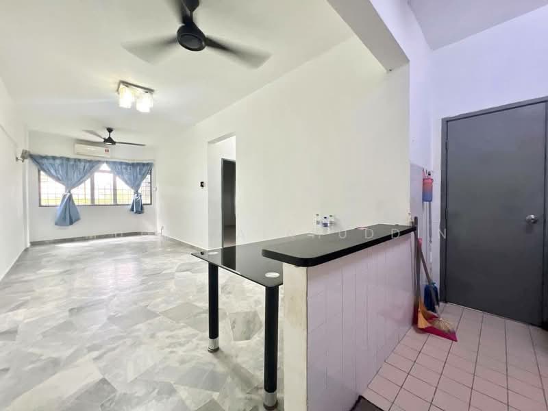 Pangsapuri untuk Dijual di Vista Seri Putra - Mudz Salahuddin - Living Room - PropertyGuru.com.my