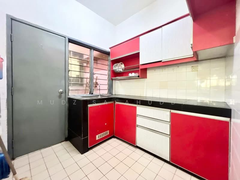 Pangsapuri untuk Dijual di Vista Seri Putra - Mudz Salahuddin - Kitchen - PropertyGuru.com.my