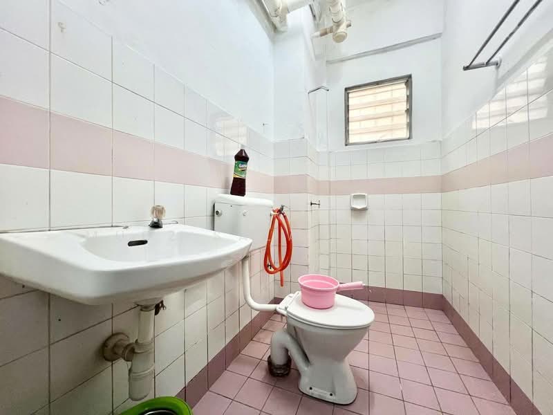 Pangsapuri untuk Dijual di Vista Seri Putra - Mudz Salahuddin - Bathroom - PropertyGuru.com.my