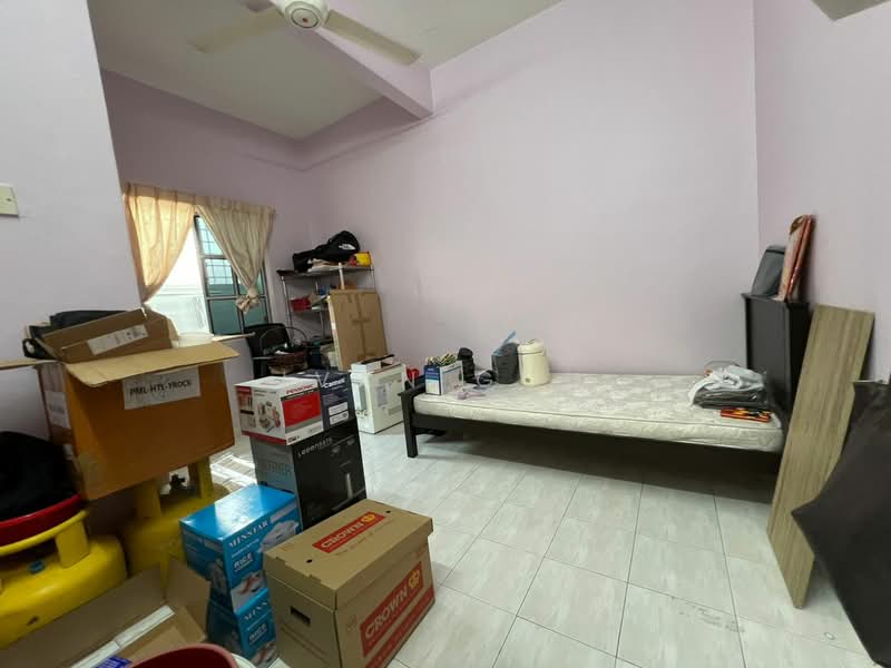 2-storey Terraced House for Sale in Taman Bukit Cheng (Cheng) - Ivan Goh - Bedroom - PropertyGuru.com.my