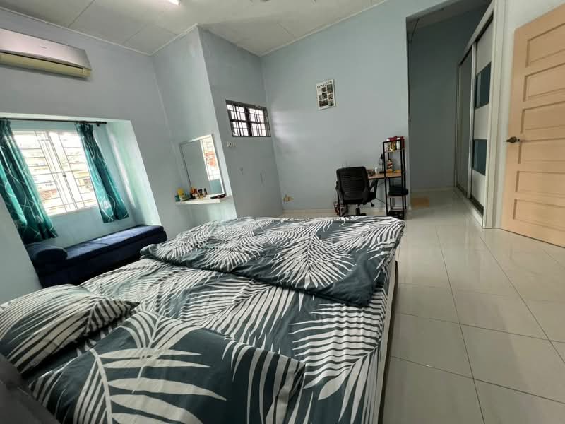 2-storey Terraced House for Sale in Taman Bukit Cheng (Cheng) - Ivan Goh - Bedroom - PropertyGuru.com.my
