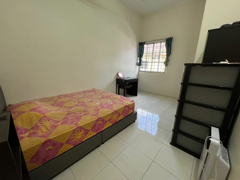 2-storey Terraced House for Sale in Taman Bukit Cheng (Cheng) - Ivan Goh - Bedroom - PropertyGuru.com.my