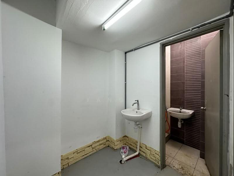 Kedai untuk Disewa di Bandar Puteri Puchong (Puchong) - Yang . - Bathroom - PropertyGuru.com.my