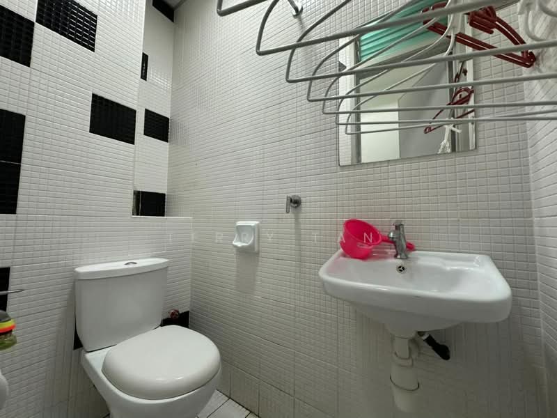 Rumah Teres 2 Tingkat untuk Dijual di Taman Puteri Wangsa (Ulu Tiram) - Terry Tan - Bathroom - PropertyGuru.com.my