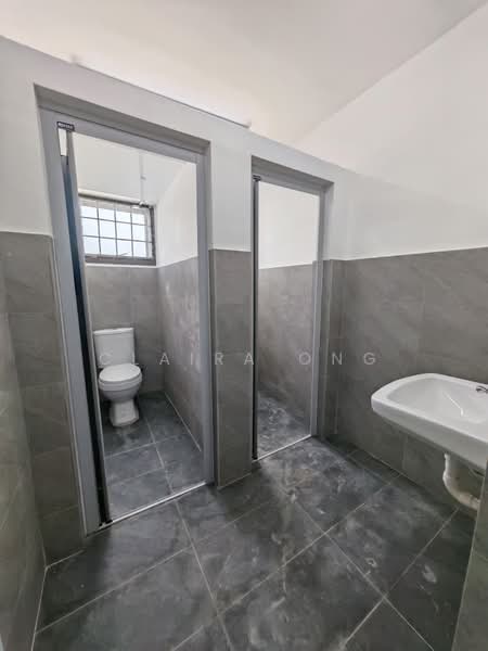 Kilang untuk Disewa di Taman Desa Cemerlang (Ulu Tiram) - Claira Ong - Bathroom - PropertyGuru.com.my
