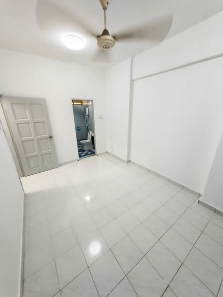 Apartment for Sale at Tasik Heights Apartment - Samantha Sun - Master Bedroom With bathroom - PropertyGuru.com.my
