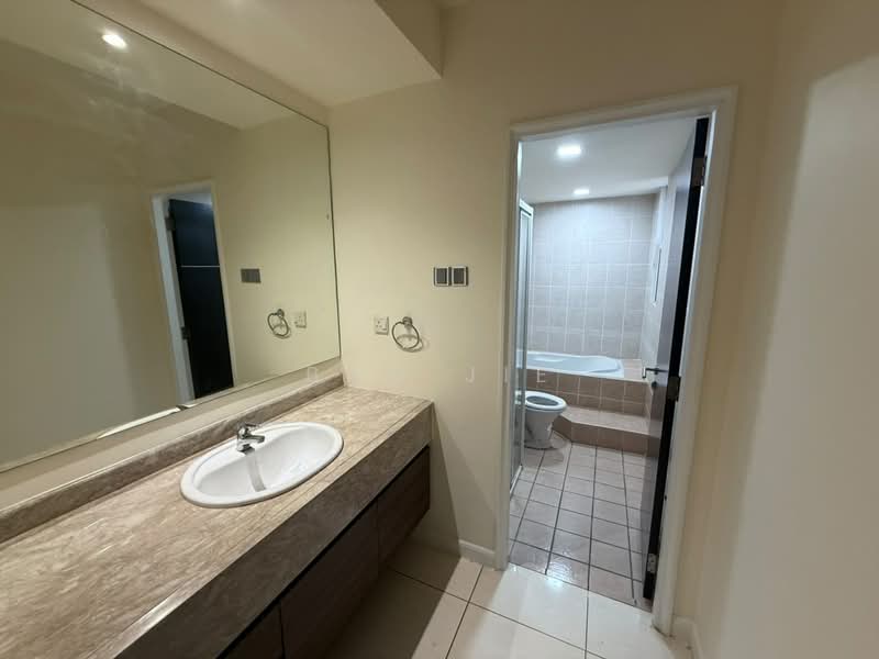 Kondominium untuk Disewa di Kiaramas Sutera - Bao Jie - Bathroom - PropertyGuru.com.my