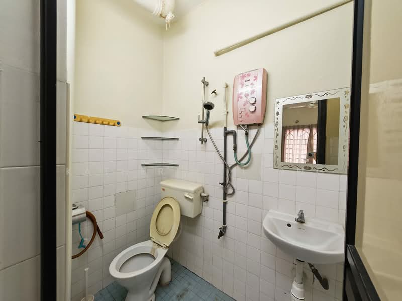 Pangsapuri untuk Dijual di Opal Apartment Kepong - Katherine Leong - Bathroom - PropertyGuru.com.my