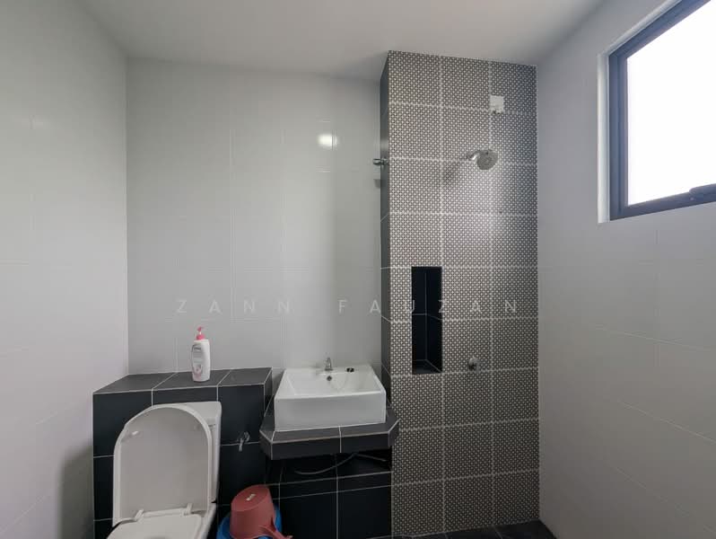 Rumah Teres untuk Dijual di Eco Grandeur (Puncak Alam) - Zann Fauzan - Bathroom - PropertyGuru.com.my