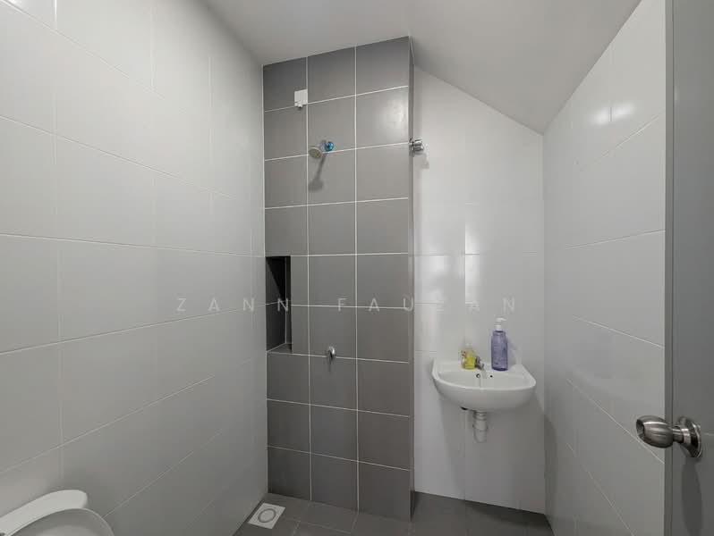 Rumah Teres untuk Dijual di Eco Grandeur (Puncak Alam) - Zann Fauzan - Bathroom - PropertyGuru.com.my