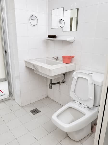 Kondominium untuk Disewa di Bukit OUG Condominiums - Celine Shoo - Bathroom - PropertyGuru.com.my