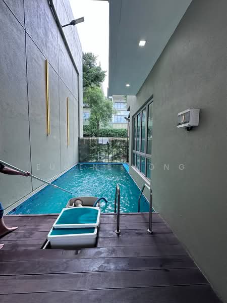 Rumah Teres 3 Tingkat untuk Dijual di Bandar Putra Permai (Seri Kembangan) - Eugene Wong - Pool - PropertyGuru.com.my