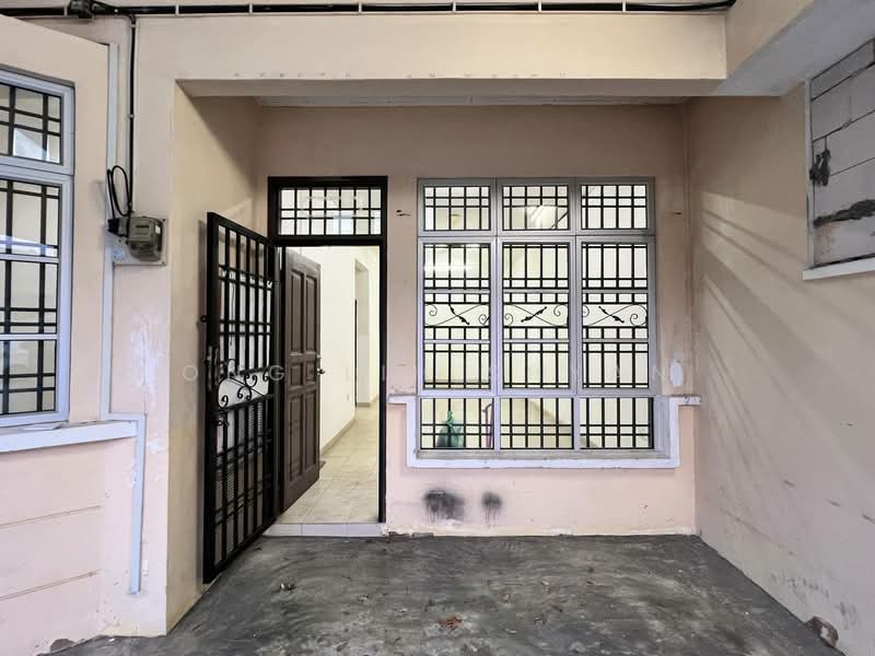 1-storey Terraced House for Sale in Bandar Putra (Kulai) - Ong Lih Shyan - Entrance - PropertyGuru.com.my