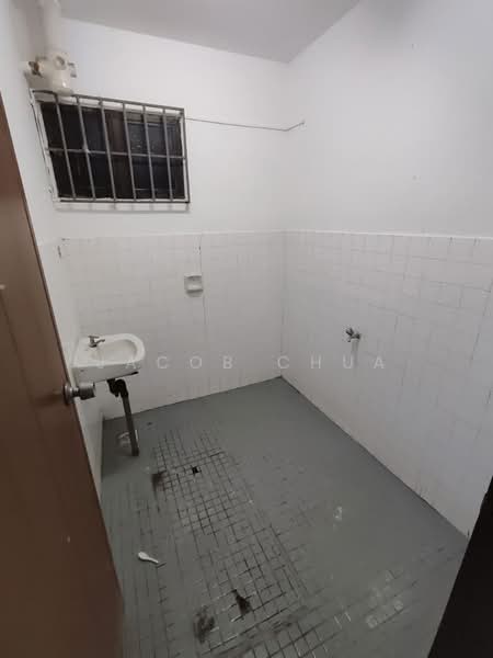 Shop / Office for Rent in Taman Johor Jaya (Johor Bahru) - Jacob Chua - Bathroom - PropertyGuru.com.my