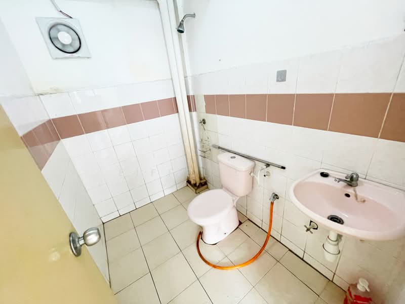 Pangsapuri untuk Disewa di Apartment Taman Topaz - Eiffel Lai - Bathroom - PropertyGuru.com.my