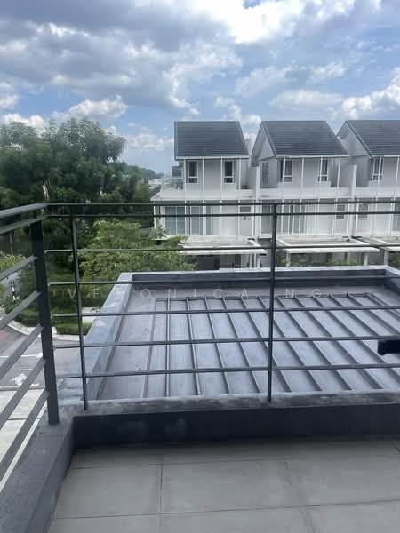 Rumah Teres 2.5 Tingkat untuk Dijual di Serdang (Seri Kembangan) - Veronica Ng - Exterior - PropertyGuru.com.my