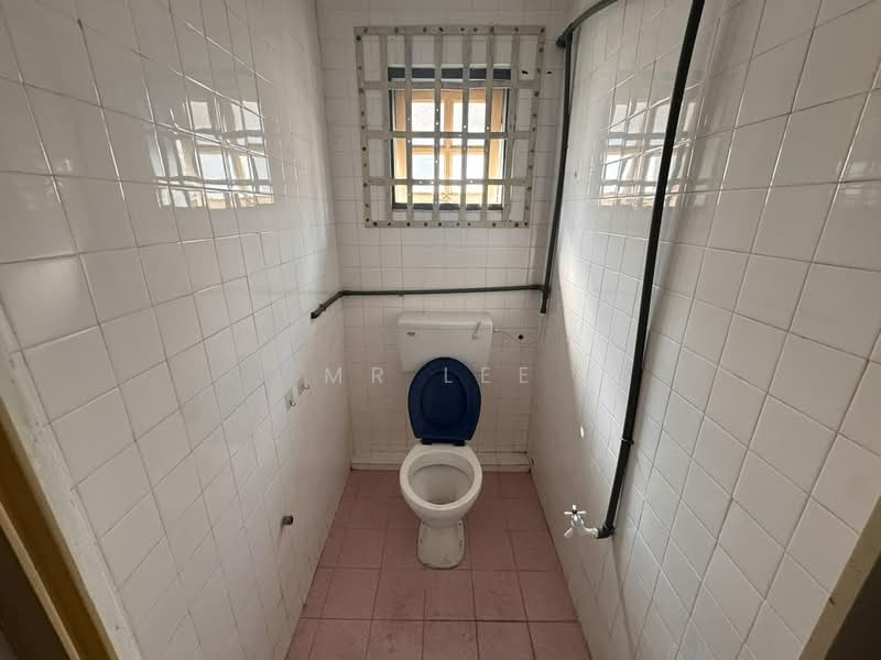 Shop for Rent in Ipoh (Perak) - Mr Lee - Bathroom - PropertyGuru.com.my