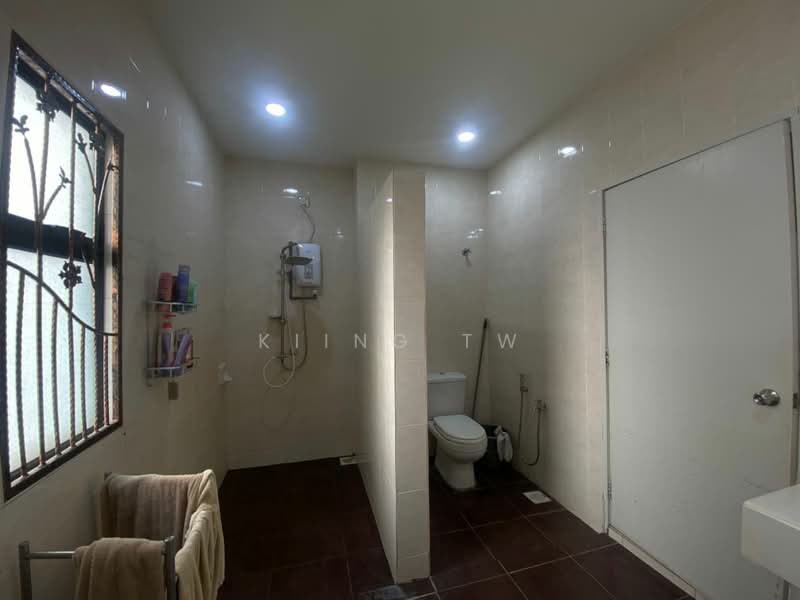 Semi-Detached House for Sale in Jalan Ipoh (Kuala Lumpur) - Kiing TW - Bathroom - PropertyGuru.com.my