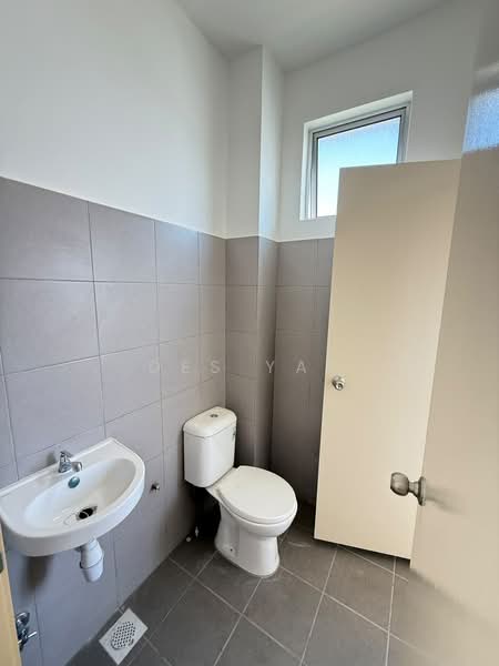 Rumah Teres 2-Tingkat untuk Disewa di Bandar Bukit Beruntung (Bukit Beruntung) - Des Yap - Bathroom - PropertyGuru.com.my