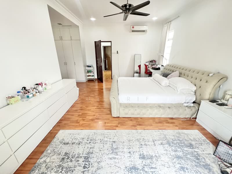 Rumah Banglo untuk Dijual di Bandar Putra Permai (Seri Kembangan) - Zul Arif - Master Bedroom - PropertyGuru.com.my
