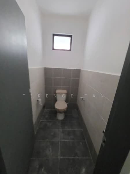 Shop / Office for Rent in Bandar Baru Permas Jaya (Permas Jaya) - Terence Tan - Bathroom - PropertyGuru.com.my