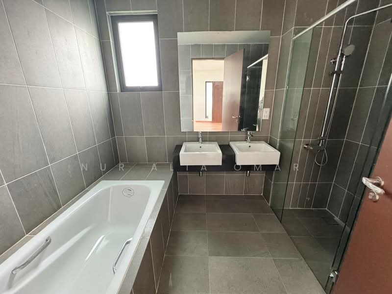 Bungalow House untuk Dijual di Subang Bestari (Shah Alam) - Nur Alia Omar - Bathroom - PropertyGuru.com.my
