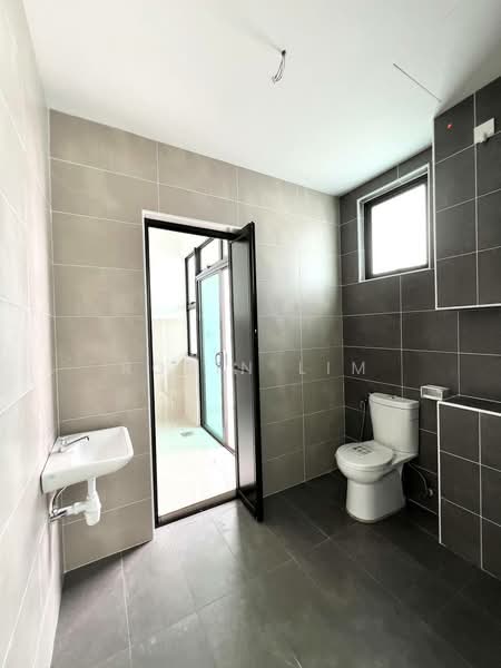 2-storey Terraced House for Sale in Bandar Dato Onn (Tebrau) - Robin Lim - Bathroom - PropertyGuru.com.my