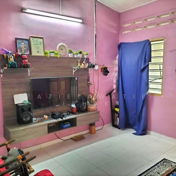1-storey Terraced House for Sale in Balok (Pahang) - Fazielawatie Ishak - Living Room - PropertyGuru.com.my