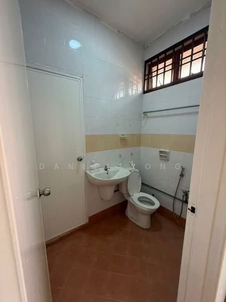 Rumah Teres 2 Tingkat untuk Dijual di Taman Damansara Aliff (Tampoi) - Daniel Yong - Bathroom - PropertyGuru.com.my