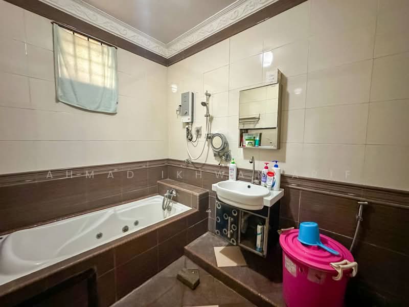 Bungalow for Sale in Nilai (Negeri Sembilan) - Ahmad Ikhwan Arif - Bathroom - PropertyGuru.com.my
