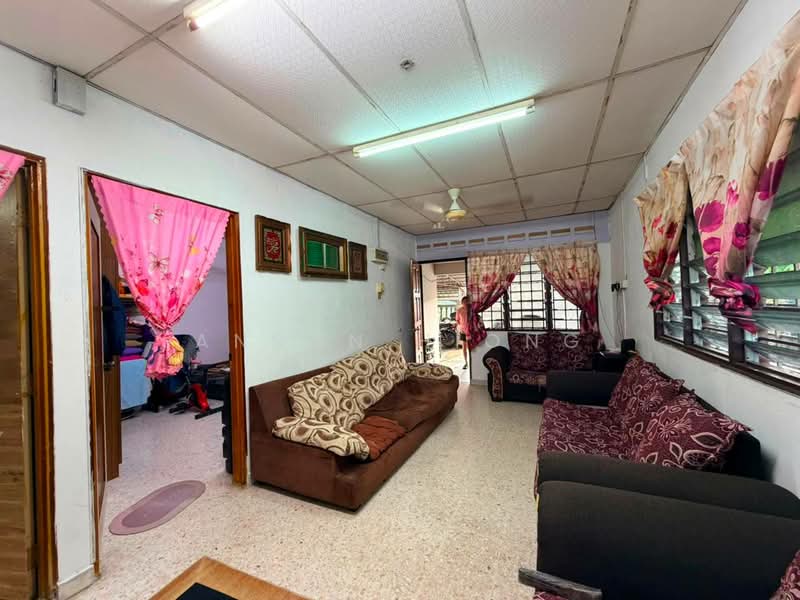 1-storey Terraced House for Sale in Taman Universiti (Skudai) - Anson Hiong - Living Room - PropertyGuru.com.my