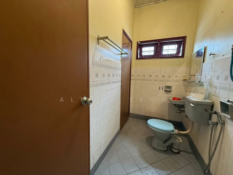 Rumah Teres 2 Tingkat untuk Dijual di Usj 6 (Subang Jaya) - Alicia Yeoh - Bathroom - PropertyGuru.com.my